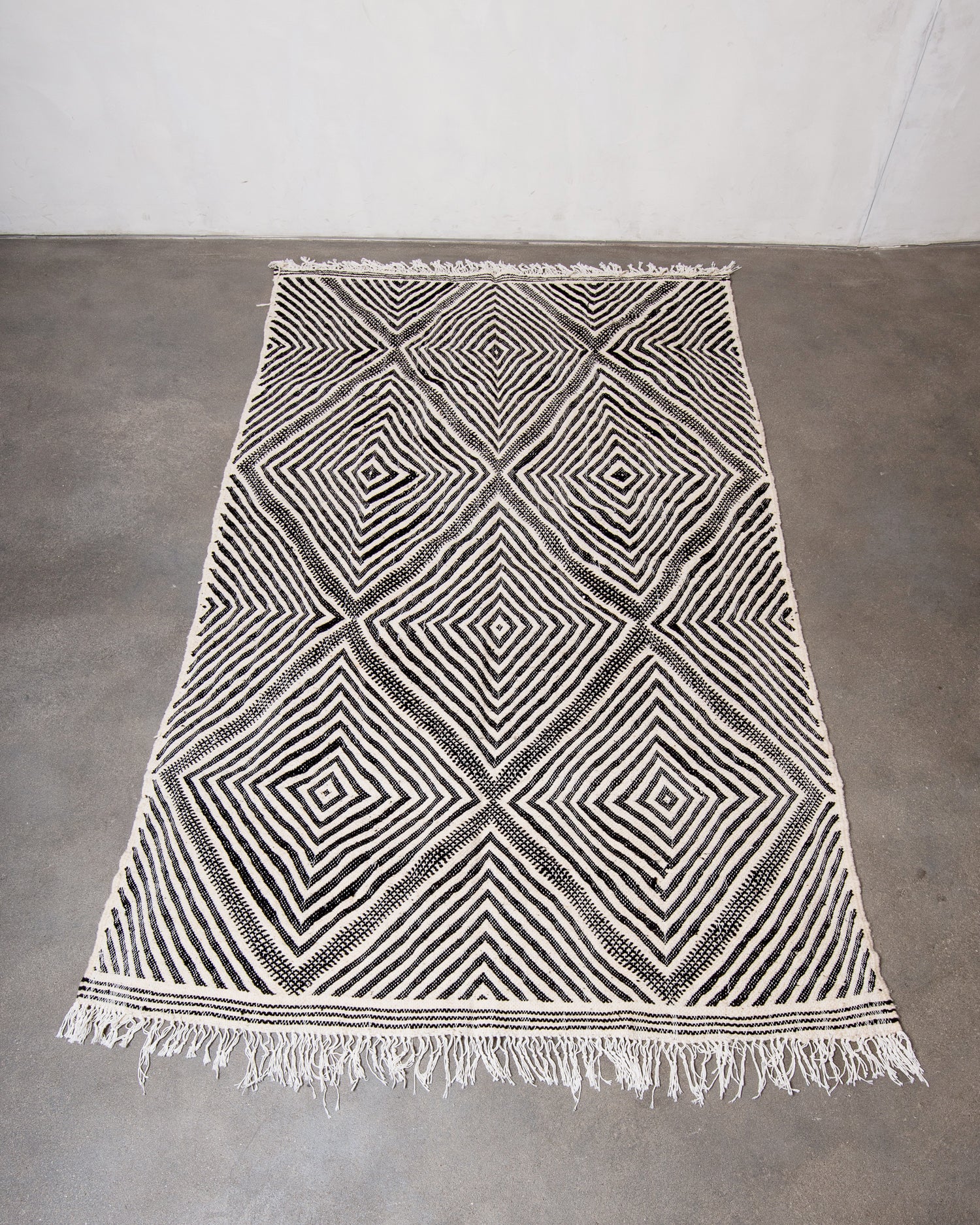 Modern, handcrafted Berber runner rug from Morocco. Flat-woven Kelim carpet in black and white design. Made of 100% wool.